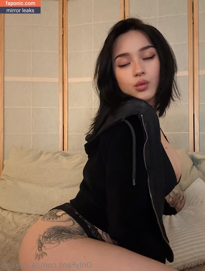 JadeyAnh, ja.dey, vylerria Nude Leaks  Photo #15